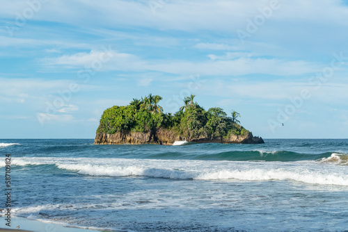 Fototapeta Naklejka Na Ścianę i Meble -  beautiful beach of Cocles on the Caribbean side of Costa Rica, Puerto Viejo de Talamanca
