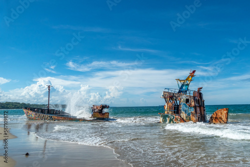 Foto In Manzanillo, wander down the never-ending beach, Playa Grande, with its famous