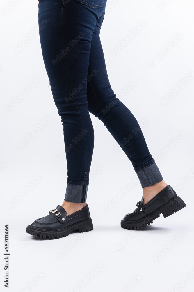 Piernas Atractivas con Pantalón de Mezclilla y Zapatos Negros Piernas Atractivas con Pantalón de Mezclilla y Zapatos Negros