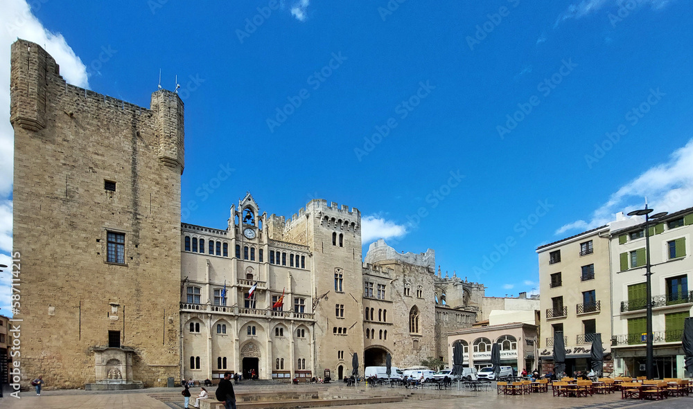 Narbonne, Aude, Languedoc, Occitanie : place de l'Hôtel de ville, via Domitia et donjon Aycellin