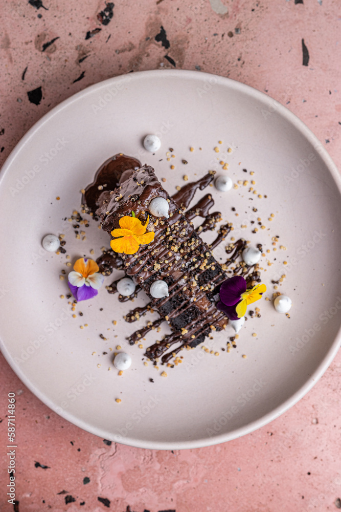 Porcion de torta de chocolate, rellena con caramelo y chocolate derretido. Porcion de torta de chocolate, rellena con caramelo y chocolate derretido.