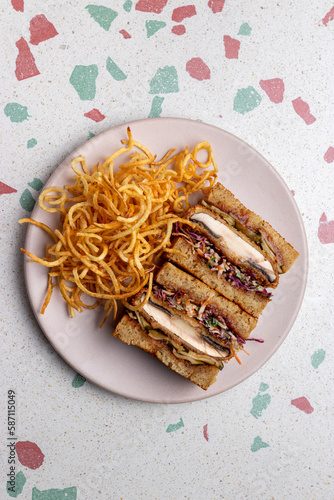 Sandwich de portobelo sobre plato redondo photo