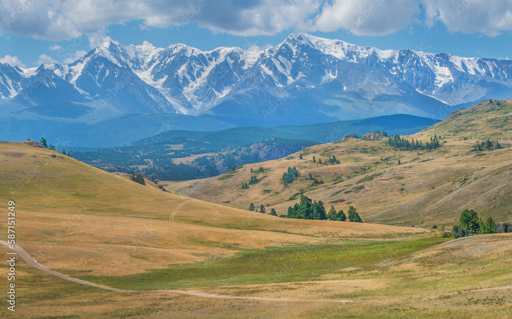 Mountain scenery, snow-capped mountain peaks, sunny day Mountain scenery, snow-capped mountain peaks, sunny day