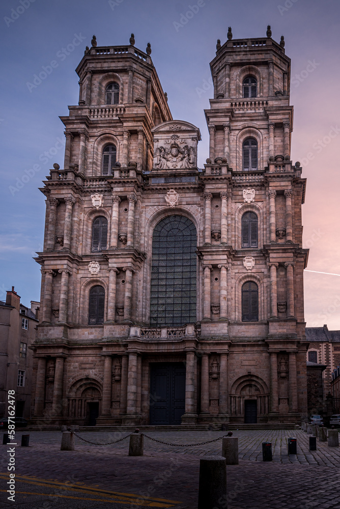 La cathédrale Saint Pierre de Rennes au lever du soleil