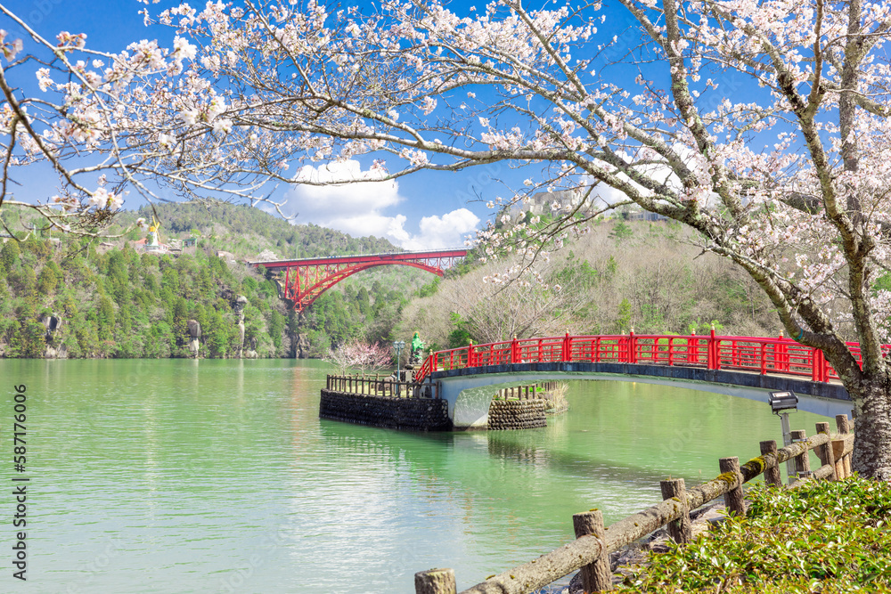 【岐阜県】恵那峡の赤い橋と満開の桜