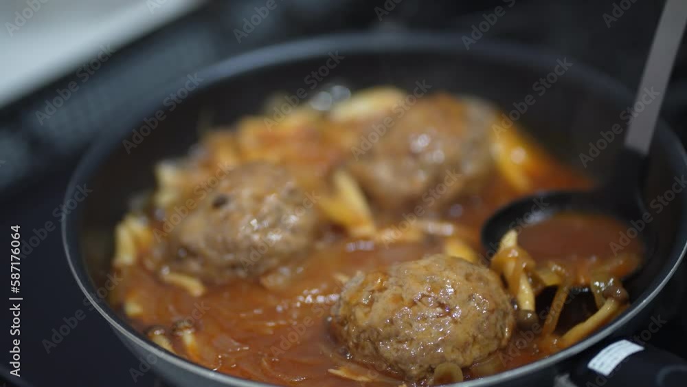 煮込みハンバーグを作る様子 煮込みハンバーグを作る様子