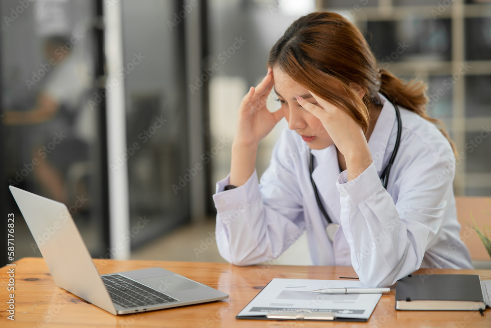 Obraz premium Asian female doctor Tired of working, exhausted, sleepy at the clinic or hospital