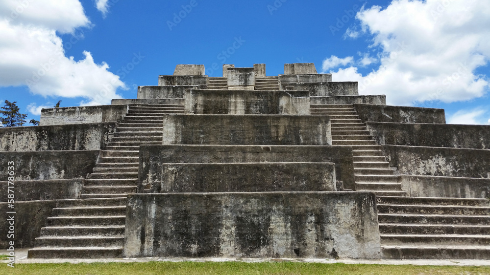 Vista frontal de uno de los templos en las ruinas de Zaculeu en Guatemala.