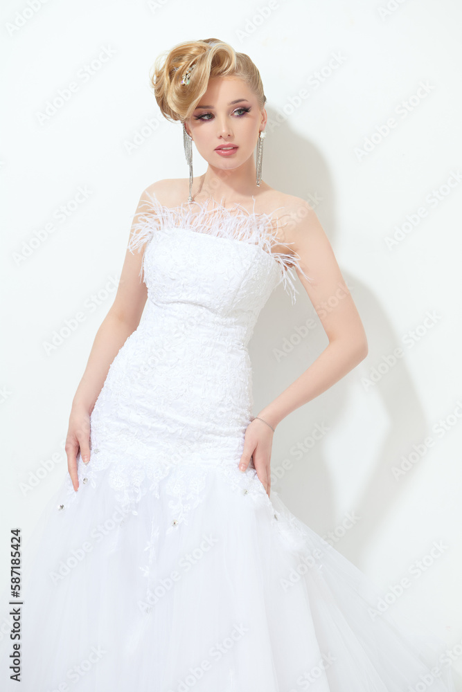 Fototapeta premium extravagant blonde bride