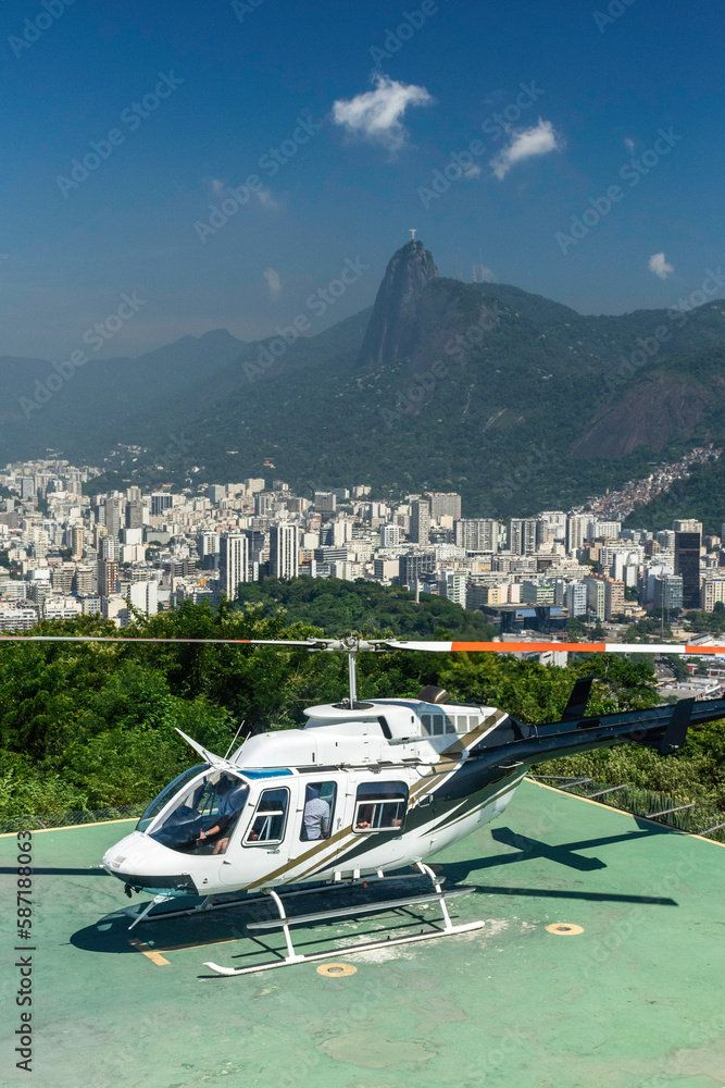 Obraz premium Beautiful view to helicopter taking off from green Sugar Loaf mountain
