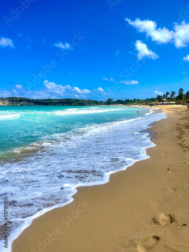 Fototapeta Naklejka Na Ścianę i Meble -  Idyllic Carribean white sand beach with blue water and white sea foam