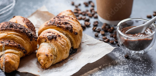 Εκτύπωση καμβά Delicious freshly baked croissants with chocolate and coffee on a dark background
