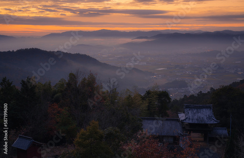寺院のある山頂から見下ろす朝焼けの景色