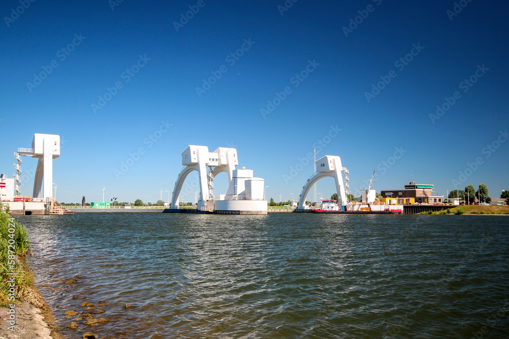 Obraz premium Weir in the river Lek at Hagestein, which is closed for maintenance