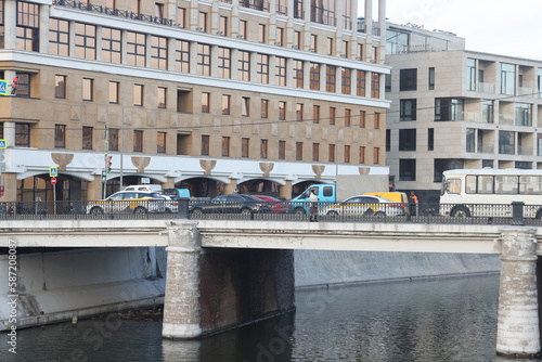 Maly Moskvoretsky bridge over the canal, traffic, Balchug street, Moscow, March 2023. photo