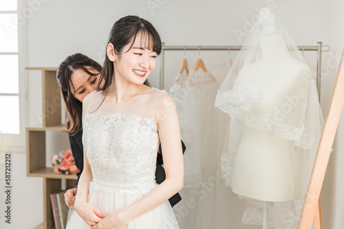 Foto 結婚式の準備でウェディングドレスの衣装合わせをするアジア人女性（試着・フィッティング）