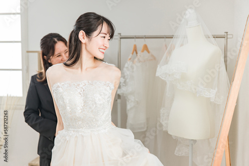 Foto 結婚式の準備でウェディングドレスの衣装合わせをするアジア人女性（試着・フィッティング）