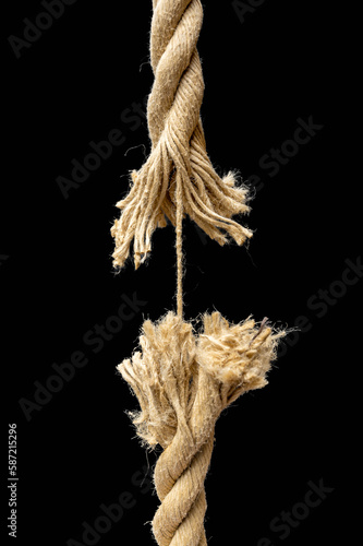 Reißendes Seil im Detail als Symbol für Risiken und angeschlagenes Nervenkostüm