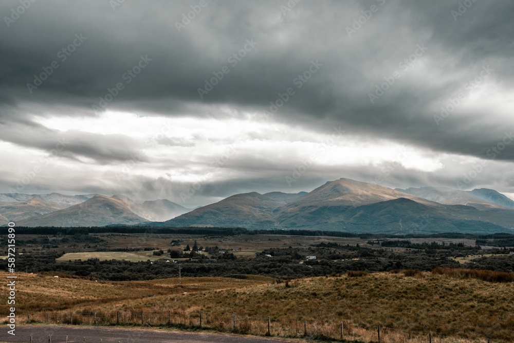 Obraz premium Beautiful shot of the rural hills of Ben Nevis Viewpoint in rural Fort William, Scotland