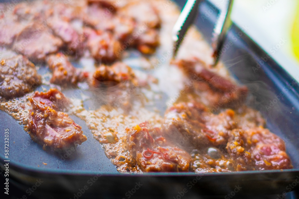 味付きの肉を焼く 味付きの肉を焼く