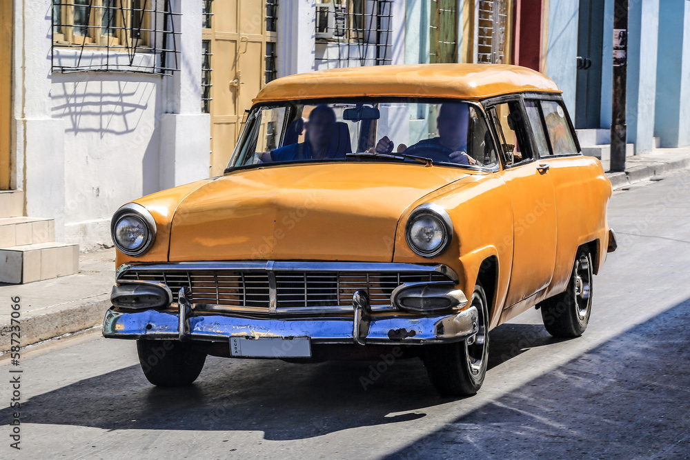 Wunderschöner gelber Oldtimer in Kuba (Karibik)