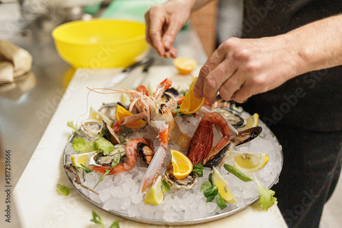 un cuoco prepara un piatto con ingredienti di mare