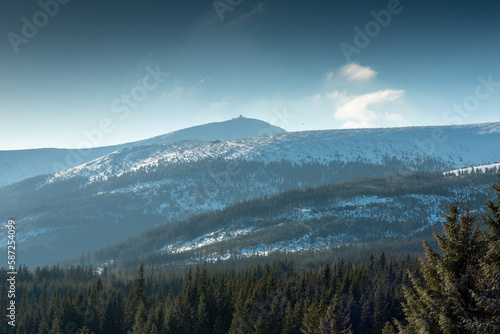 Fototapeta Naklejka Na Ścianę i Meble -  Widok na Śnieżkę, Karkonosze góry zimą / View of Śnieżka, Karkonosze Mountains in winter