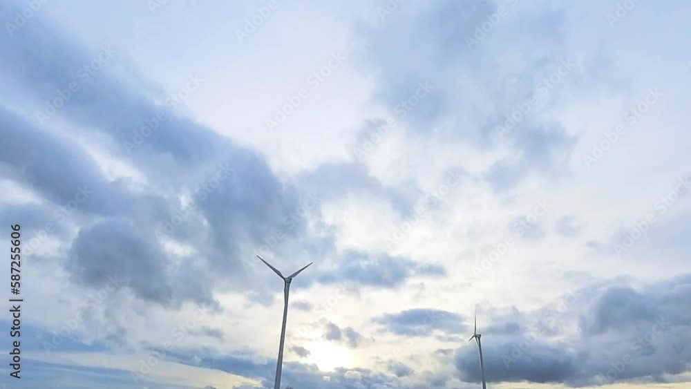 2 Windkraftanlagen mit vorbeiziehenden Wolken, Turbine, Strom, eco, regenerativ, energie, Stromerzeugung 2 Windkraftanlagen mit vorbeiziehenden Wolken, Turbine, Strom, eco, regenerativ, energie, Stromerzeugung