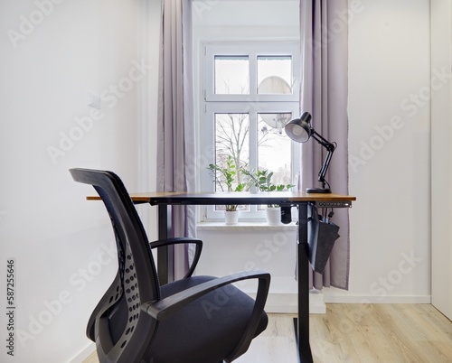 Pokój z biurkiem d pracy zdalnej z jasnymi białymi ścianami