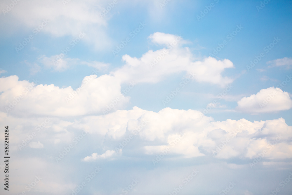 Obraz premium Beautiful clouds against the blue sky. Fluffy clouds, cloudy weather.