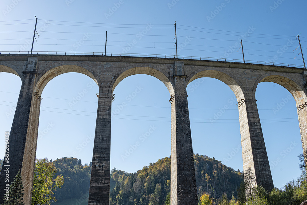 Fototapeta premium Eisenbahnbrücke bei Sainte Ursanne, Kanton Jura, Schweiz