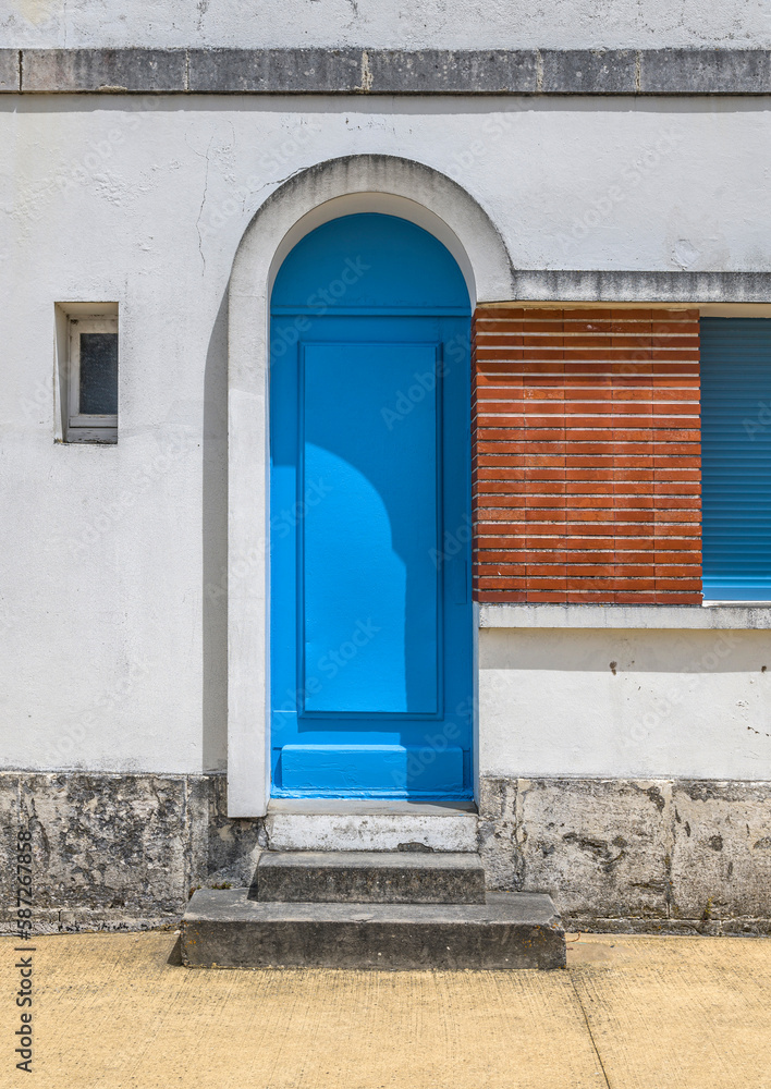 Fototapeta premium Porte de maison côtière à Ronce-les-Bains, Charente-Maritime, France
