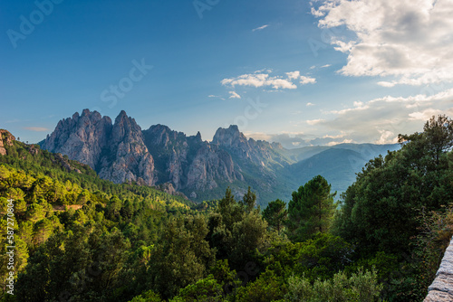 Berglandschaft im warmen Sonnenlicht auf Korsika