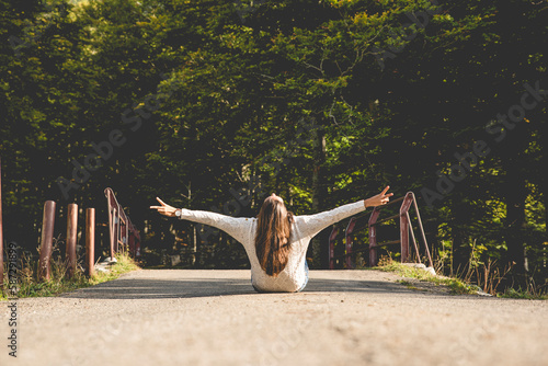 chica en la naturaleza con los brazos abiertos y feliz 