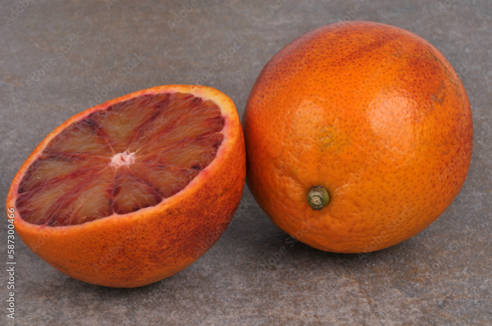 Orange sanguine coup?�e et orange sanguine enti?�re en gros plan sur fond gris Stock Photo | Adobe 