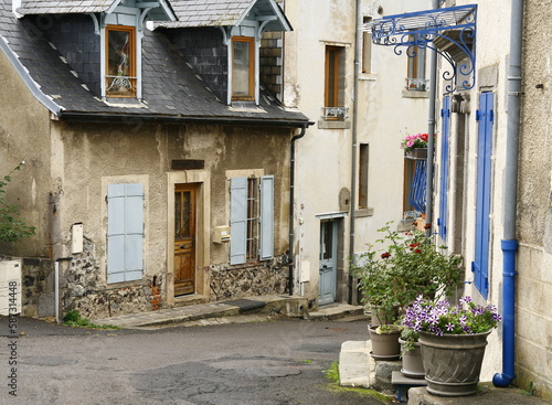 Une ruelle du village de Murol, situé dans le département du Puy-de-Dôme dans la région d'Auvergne en France © Monique Pouzet