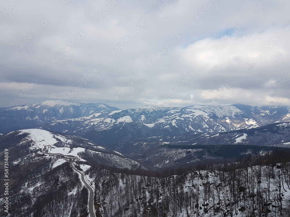 Der Babin zub ist ein Gipfel im Balkangebirge, in Südostserbien. Seine Höhe beträgt 1780 m, seine Form ist bizarr, denn der Gipfel steigt in Form eines Eckzahnes senkrecht in den Himmel.