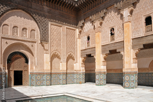 Tableau sur toile Patio interior en la Madrasa Ben Yusuf, en la Medina de Marrakech, Merruecos