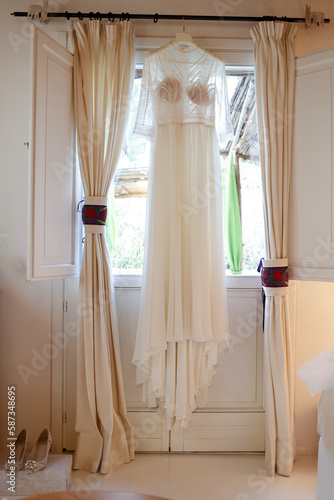 abito da sposa appeso appeso sopra una finestra photo