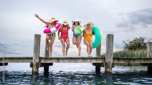 mutige Frauen am Steg am See