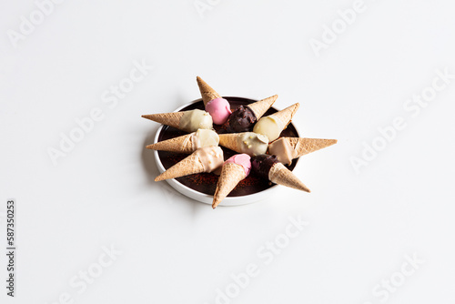 mini coni, coni, mini, piccoli, gelato, fragola, pistacchio, nocciola, gusto, cioccolato, cialda, granella, mandorle, panna, fior di latte, italia, gustoso, artigianale, cremoso, pastoso, e, gusti, it