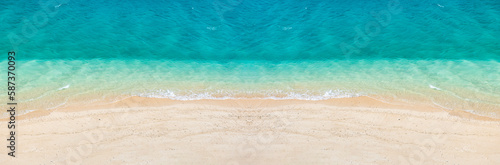 エメラルドグリーンの海と白い砂浜の俯瞰写真 