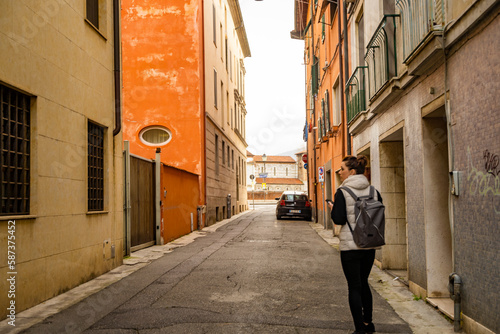 dziewczyna piękne miasto  budynki samochody włochy osiedle okolica piza rzym