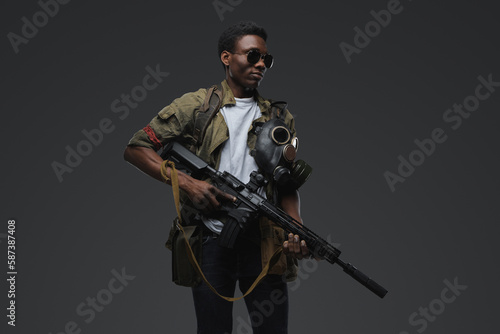Fotografía Studio shot of somali pirate man dressed in uniform posing agianst gray background