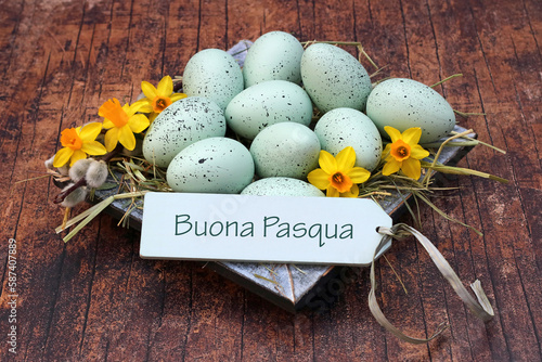 Cartolina d'auguri di buona Pasqua: cesto di Pasqua con uova di Pasqua e un'etichetta incisa con il testo Buona Pasqua.