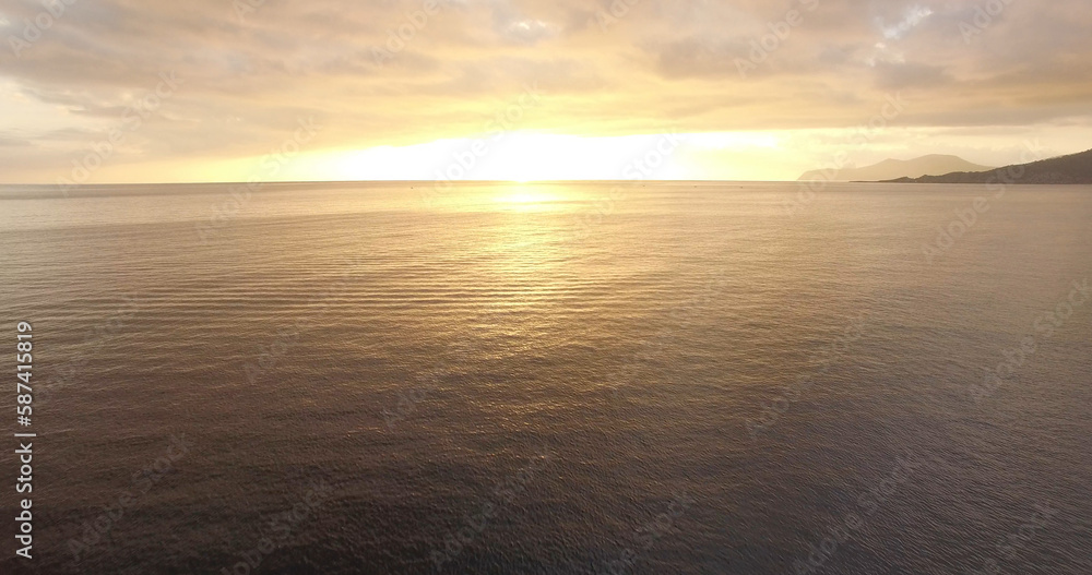 Obraz premium Sea against sky during sunset