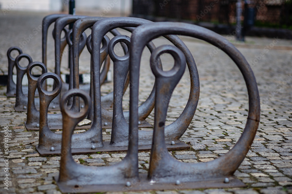 Stylizowane, ciekawe stojaki na rowery we Wrocławiu.  - obrazy, fototapety, plakaty 