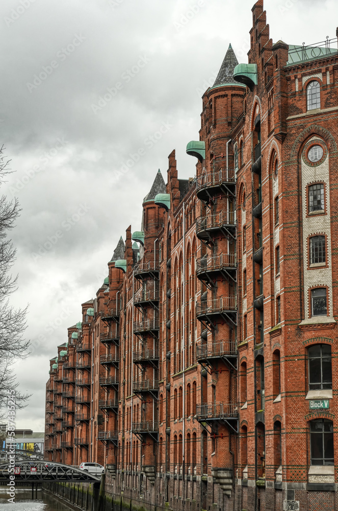 Schöne historische Fassaden in der Speicherstadt in Hamburg