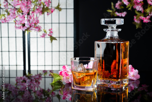 Japanischer Whisky mit Tumbler und Kirschbl  ten