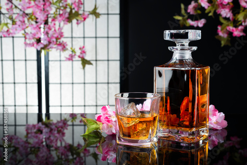 Japanischer Whisky mit Tumbler und Kirschblüten